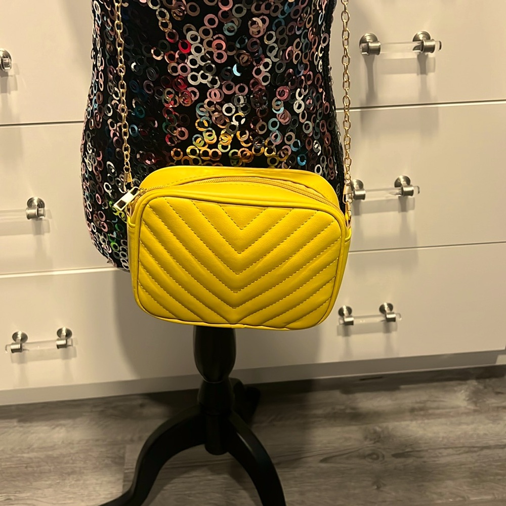 Yellow Crossbody With Gold Chain and Zippered Closure - Picture 5 of 8